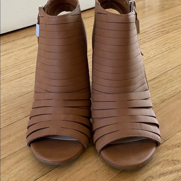 Open toe booties - Picture 3 of 5